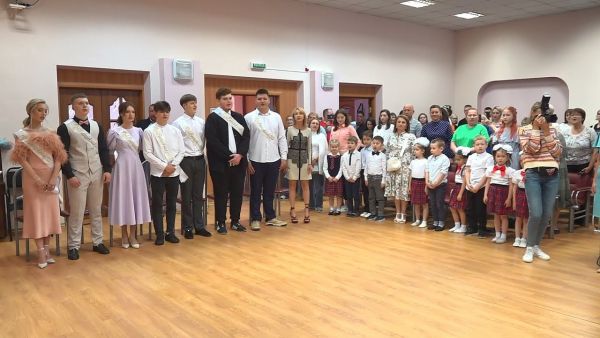 В центре «Содействие» 23 июня аттестаты зрелости получали ученики 11 классов Быковской школы №15.