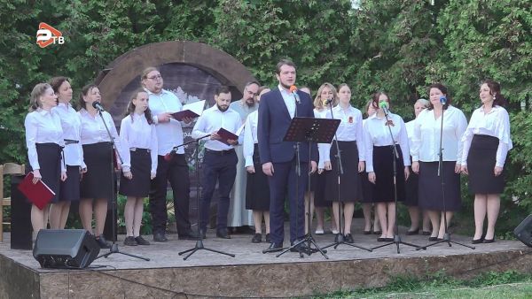 В день памяти и скорби на терр. Свято-Троицкого храма состоялся концерт церковного хора и солистов.