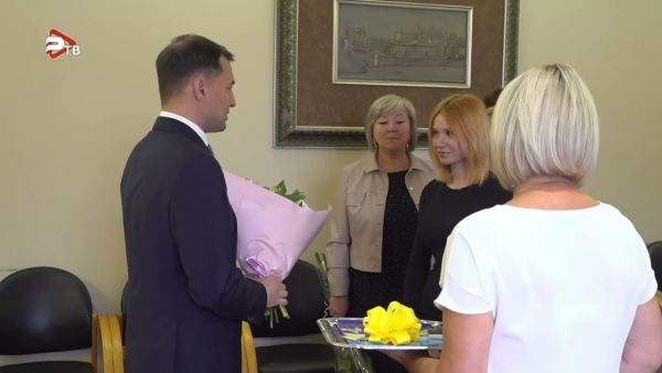 20 июля врип главы Раменского городского округа вручил ключи от квартиры юной Кристине Сухановой.