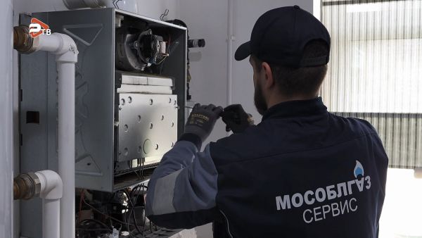 Сотрудники компании «МособлгазСервис» проводят техническое обслуживание газового оборудования.