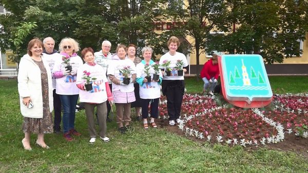 Участники клуба «Активное долголетие» принимают участие в благоустройстве города.