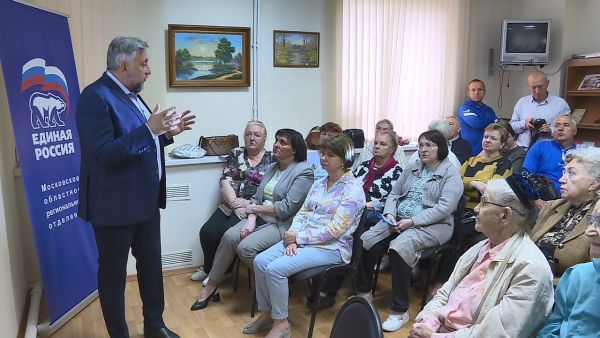 В библиотеке п. Электроизолятор прошла встреча депутата МО думы Олега Жолобова с жителями.