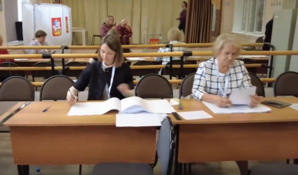 В Быковской школе №16 к 11 часам утра проголосовали несколько десятков человек.