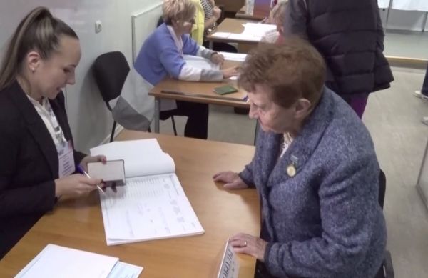 Почетный гражданин Раменского района Надежда Озимкова проголосовала на УИК №2543