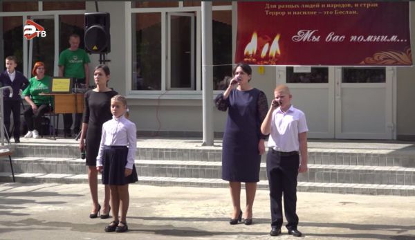 Торжественная линейка, посвященная трагическим событиям в Беслане, прошла в Юровской школе