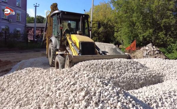 Продолжается ремонт тротуара вдоль Борисоглебского озера