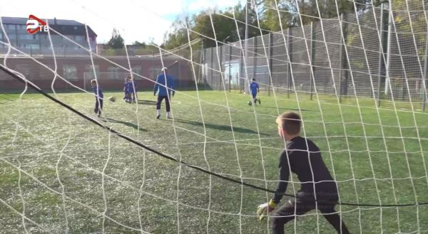 На мини-футбольном поле в п. Электроизолятор обновили покрытие