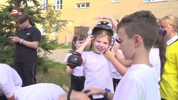 Учащиеся третьих классов школы №8 разбегаются по станциям согласно выданным маршрутным листам.