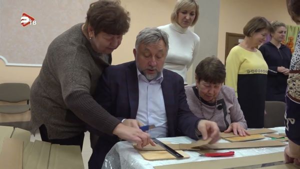 Участники проекта «Активное долголетие» изготавливают блиндажные свечи в ДК «Кузяевский».