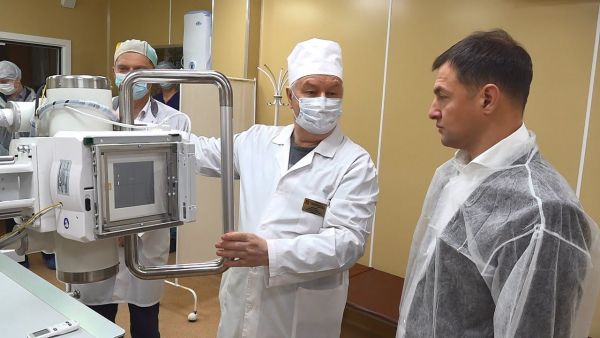 Николай Ханин осмотрел новый рентген-кабинет в противотуберкулезном диспансере.