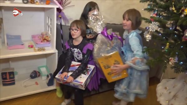 3 детских письма снял глава Раменского округа Николай Ханин с Елки желаний в Резиденции Деда Мороза