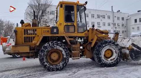 Коммунальные службы продолжают работу по уборке снега в городе