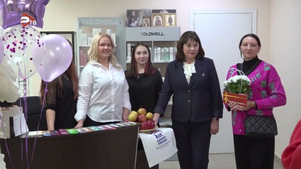 Местное отделение общественного движения “Союз женщин России” сделало подарок жене участника CBO.