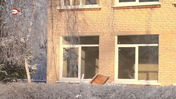 Николай Ханин проверил работы по капремонту здания Софьинской школы.