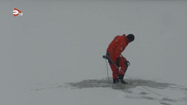 Сотрудники Раменской службы спасения выходят на озеро в г. Раменское для измерения толщины льда