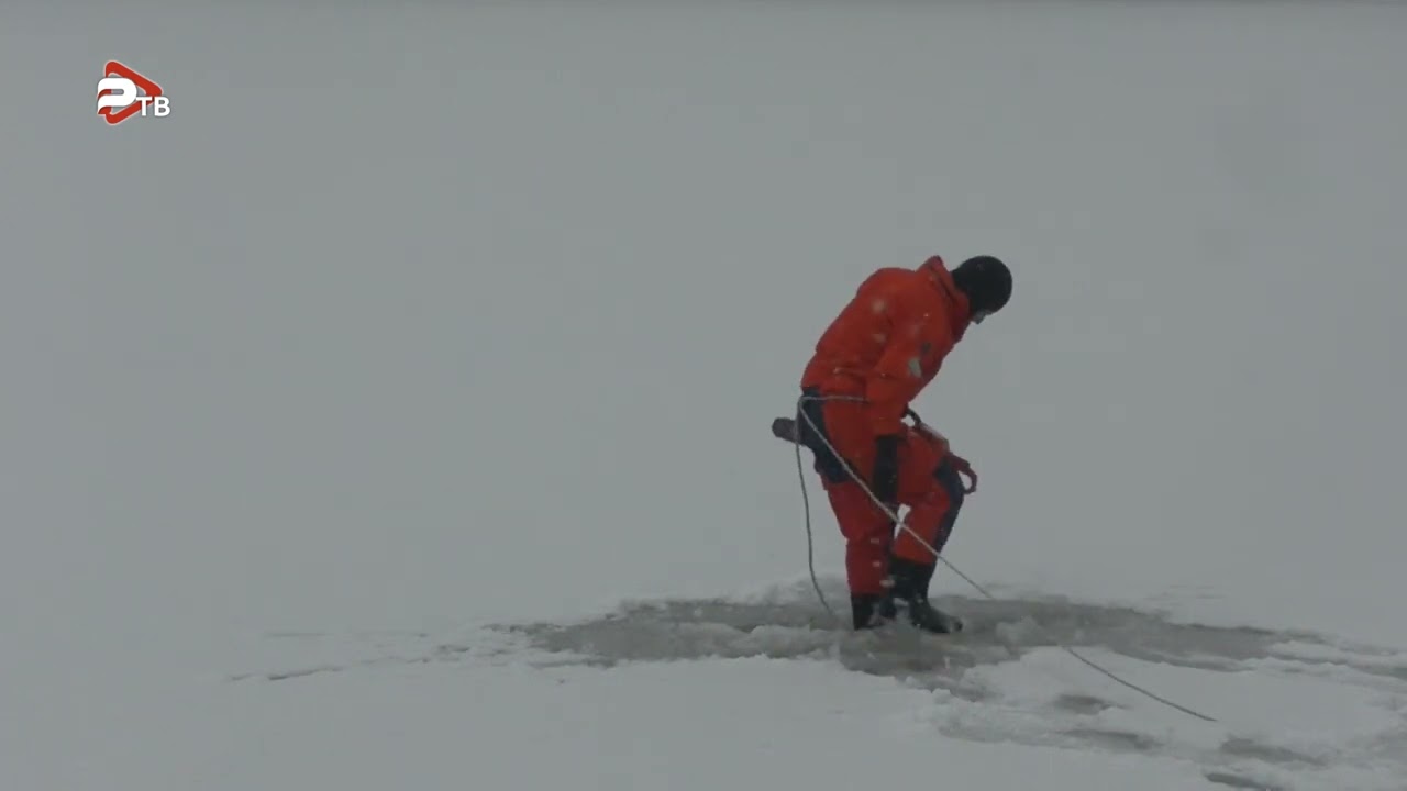 Сотрудники Раменской службы спасения выходят на озеро в г. Раменское для измерения толщины льда