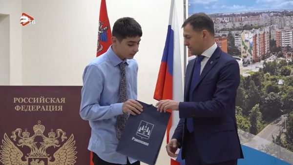 В ДК им. Воровского состоялась торжественная церемония вручения паспортов юношам и девушкам