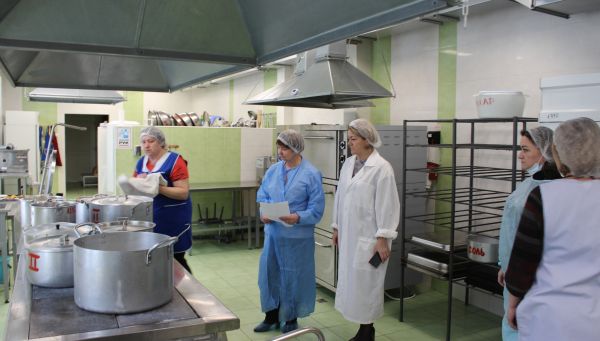 Директор МКУ «ТУ Гжельское» и представитель родительского сообщества осуществляют проверку питания в школе.