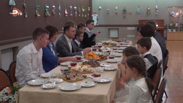 Глава Раменского городского округа Николай Ханин встретился с многодетными семьями Бахаревых и Ломакиных.