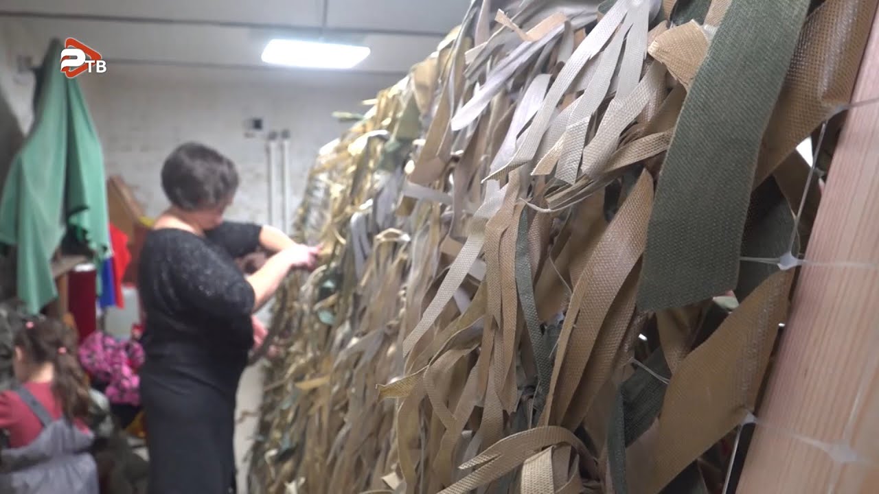 Раменские волонтеры плетут маскировочные сети для бойцов, находящихся в зоне СВО