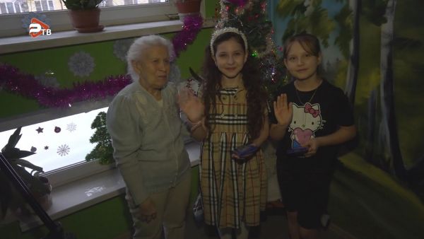 Жители дома №14 на улице Михалевича активно отмечают зимние праздники!