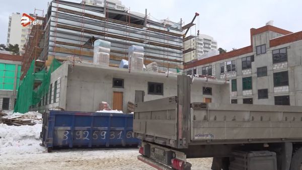 Стройка школы на Высоковольтной ведется в режиме нон-стоп.