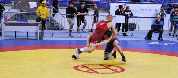 В спорткомплексе «Борисоглебский» сегодня проходит чемпионат Московской области по вольной борьбе среди мужчин