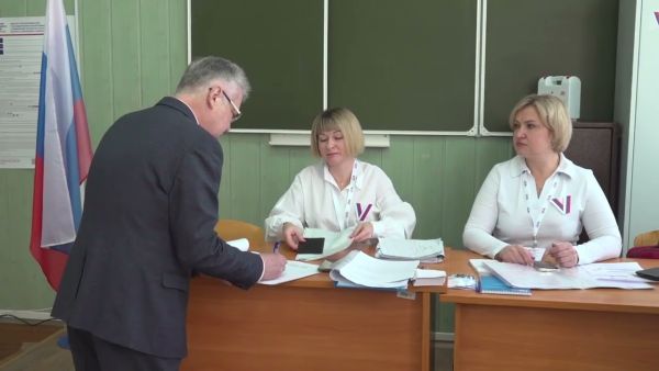 Денис Сомов, ректор ГГУ и доверенное лицо кандидата в президенты, одним из первых проголосовал сегодня в Гжели.