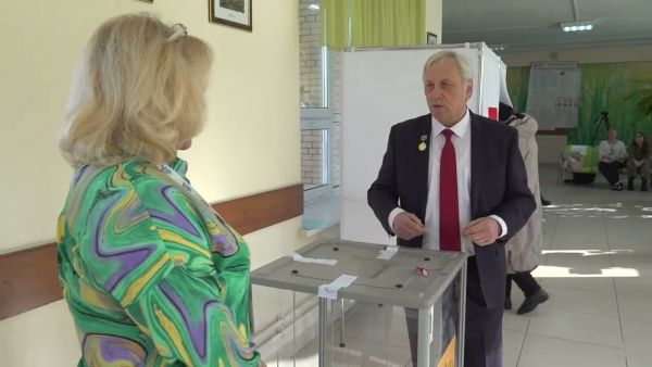 Голосовать на избирательный участок  № 2546 приехал Юрий Липатов, заслуженный энергетик РФ