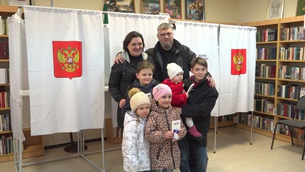 На Выборы приходят много людей большими семьями.