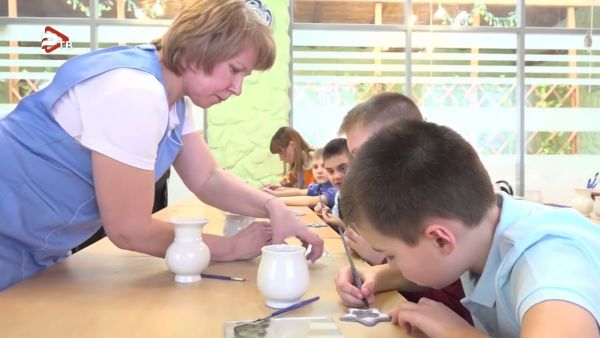 Ребята из Гжельской школы учатся росписи.