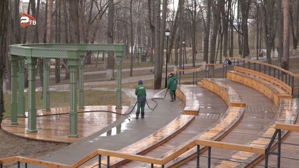В Раменском городском парке приступили к уборке после зимы.