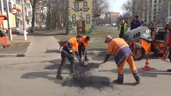 Ямочный ремонт на дорогах проводится круглый год, отмечают представители дорожных служб.