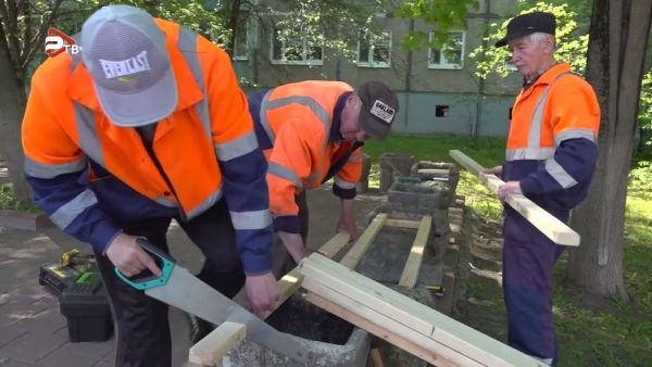 На ул.Коммунистическая в Раменском ремонтируют скамейки