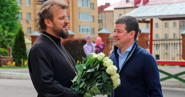 Эдуард Малышев посетил Троицкий храм и познакомился с его настоятелем игуменом Никодимом