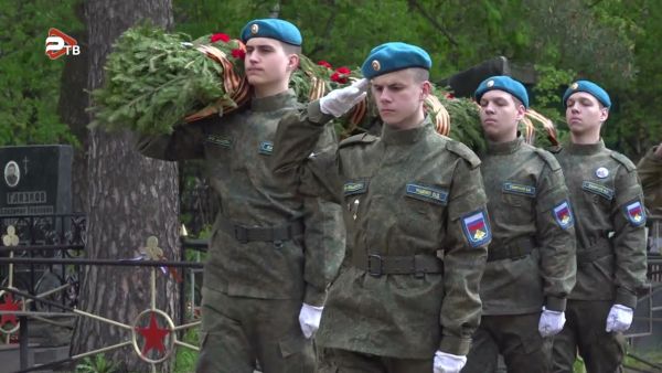 Раменчане возложили цветы к Братской могиле и мемориалу Родина-мать.