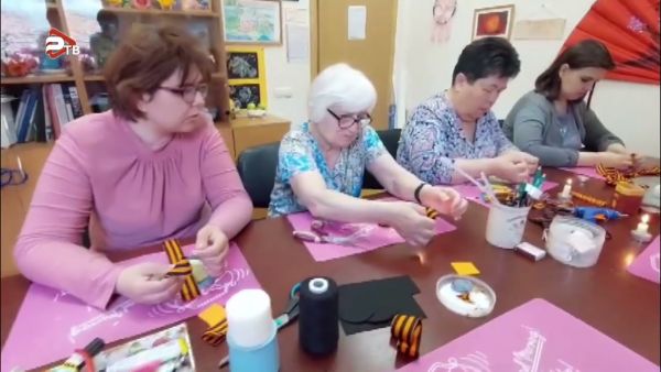 В преддверии Дня Победы в центре социальной реабилитации изготавливали георгиевские ленточки