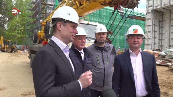 Врип главы округа Эдуард Малышев и депутат Госдумы Роман Терюшков проверили ход строительства школы и ФОКа в Раменском