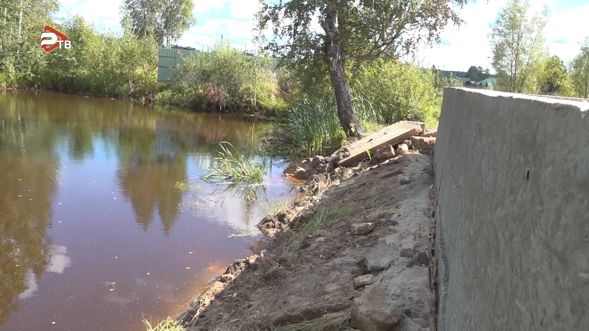 В деревне Коняшино идут работы по благоустройству пожарного водоема.