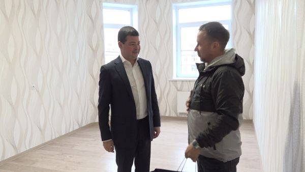 Поздравить Дмитрия Кузьмина с новосельем приехал глава Раменского городского округа Эдуард Владимирович Малышев