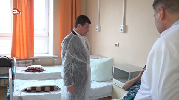 Глава Раменского городского округа Эдуард Малышев навестил пациентку, пострадавшую в результате недавней атаки БПЛА