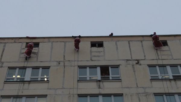 Веру в новогоднее чудо маленьким пациентам Раменской больницы дарят летающие Деды Морозы