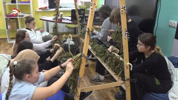 Ученики Раменской школы №5 плетут маскировочные сети, совместно с гумконвоем «Раменский»