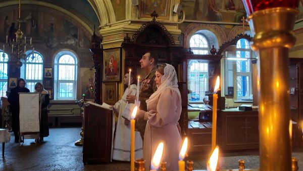 В Покровском храме деревни Осеченки прошел обряд венчания нашей жительницы и ее супруга, ветерана боевых действий