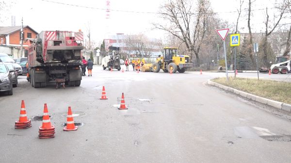 Устойчивая плюсовая температура позволяет дорожным службам проводить ямочный ремонт