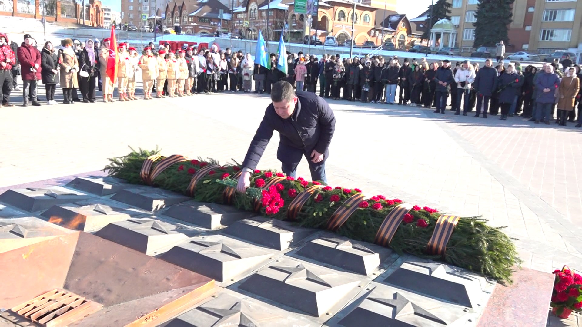 23 февраля в Раменском на площади Победы прошло торжественное возложение цветов к Вечному огню