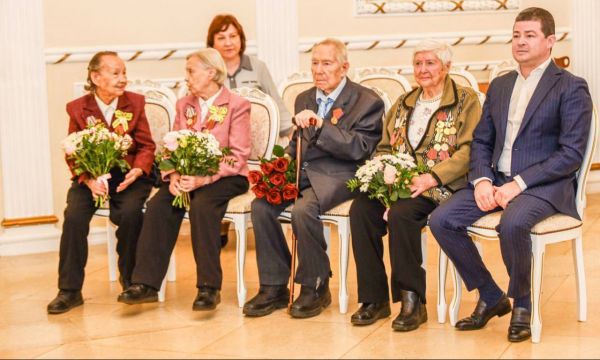 Юбилейные медали к 80-летию Победы в ВОВ ветеранам Раменского муниципального округа вручил Эдуард Малышев