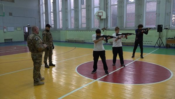 Для воспитанников спортивной школы «Сатурн» провели урок мужества