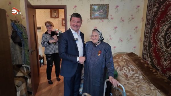 Глава округа вручил юбилейную медаль «80 лет Победы в Великой Отечественной войне» жительнице г.Раменское