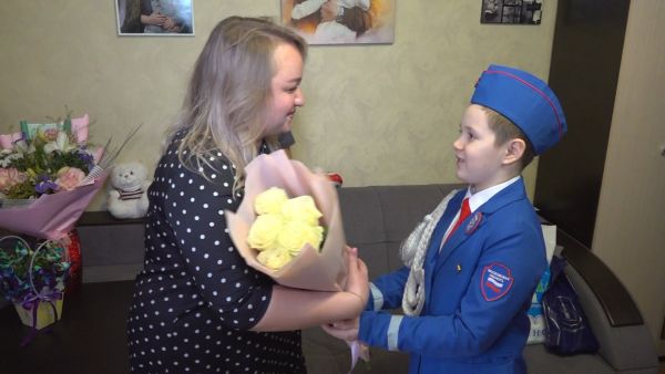 Ученики Раменской школы №8 поздравили Яну, супругу участника СВО, с прошедшим Международным женским днем